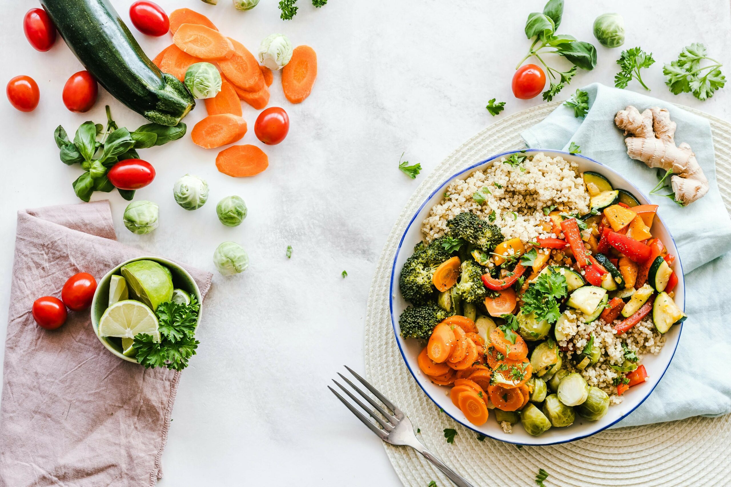 assiette de végétarienne légumes et céréales